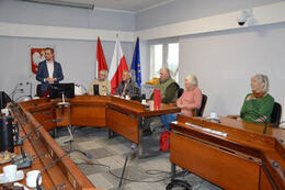 Na zdjęciu widać stojącego W&oacute;jta, siedzących gości z Niemiec. 