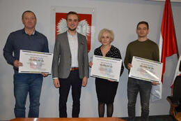 Zdjęcie przedstawia wsp&oacute;lne zdjęcie wszystkich zwycięzc&oacute;w z W&oacute;jtem. W rękach trzymają symboliczne czeki z kwotą zwycięzkich projekt&oacute;w.