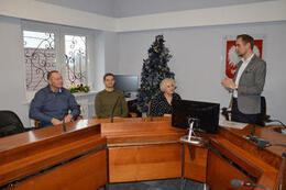 Zdjęcie przedstawia stojącego i przemawiającego W&oacute;jta Gminy Mieścisko. Przy stole sesyjnym siedzą zwycięscy wnioskodawcy BO2023. Od lewej strony mężczyzna w granatowej koszuli, obok mężczyzna w oliwkowym swetrze, następnie kobieta w czarno-białej bluzce.