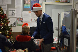 Na zdjęciu W&oacute;jt wręcza prezent chłopcu.