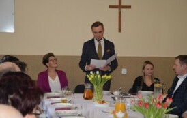 W&oacute;jt Gminy Mieścisko odczytuje gratulacje z ministerstwa dla wszyskich sołtys&oacute;w z gminy.