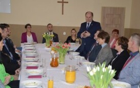 Zdjęcie przedstawia zgromadzonych na spotkaniu z okazji Dnia Sołtysa. Przy stole stoi starosta i wygłasza przemowę.
