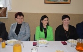 Zdjęcie przedstawia siedzących przy stole sołtys&oacute;w, są to trzy kobiety.