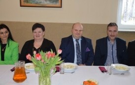 Zdjęcie przedstawia siedzących przy stole sołtys&oacute;w. Od lewej dwie kobiety i dw&oacute;ch mężczyzn.