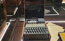 Zdjęcie przedstawia maszynę szyfrującą enigma.