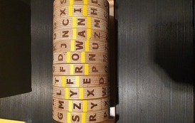 Zdjęcie przedstawia maszynę szyfrującą.