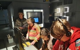 Zdjęcie przedstwia dzieci wykonujących eksperyment.