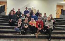 Zdjecie przedstawia grupę młodziezy biorącą udział w projekcie "Być jak Ignacy" wraz z opiekunami.