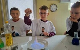 Dzieci wykonują eksperymenty