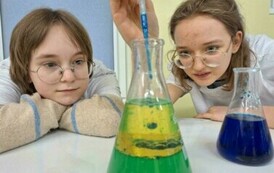 Młodzież wykonuje eksperymenty