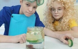 Dzieci wykonują eksperymenty