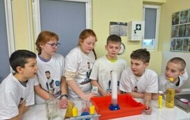 Dzieci wykonują eksperymenty