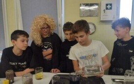 Dzieci wykonują eksperymenty