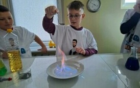 Dzieci wykonują eksperymenty