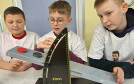 Dzieci wykonują eksperymenty