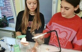 Młodzież wykonuje eksperymenty