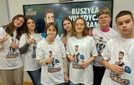 Młodzież pozuje do zdjęcia