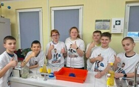 Dzieci wykonują eksperymenty