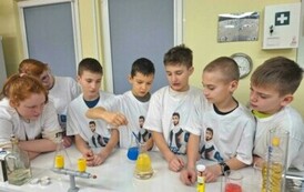 Dzieci wykonują eksperymenty