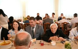 Mieszkańcy jedzą posiłki przygotowane przez KGW