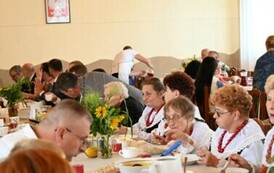 Mieszkańcy jedzą posiłki przygotowane przez KGW