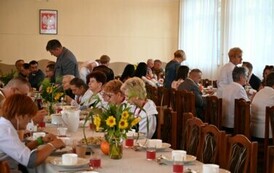 Mieszkańcy jedzą posiłki przygotowane przez KGW