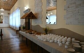 St&oacute;ł z pieczywem oraz filiżankami