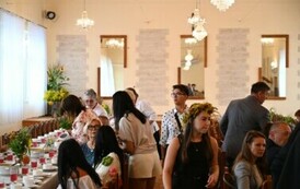 Mieszkańcy przy stole