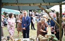 Burmistrz przed stoiskiem KGW