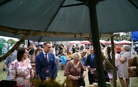 Mieszkańcy przed stoiskiem KGW