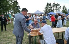 Częstowanie chlebem dożynkowym