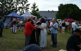 Częstowanie chlebem dożynkowym