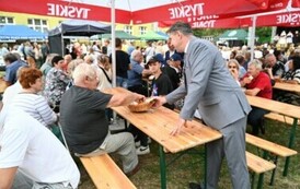 Częstowanie chlebem dożynkowym