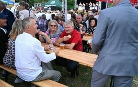 Częstowanie chlebem dożynkowym