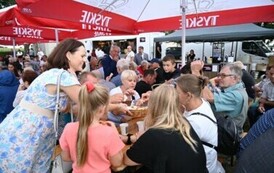 Częstowanie chlebem dożynkowym