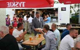 Częstowanie chlebem dożynkowym