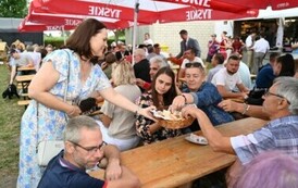 Częstowanie chlebem dożynkowym