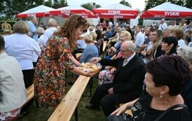 Przewodnicząca rady gminy rozdaje chleb dożynkowy