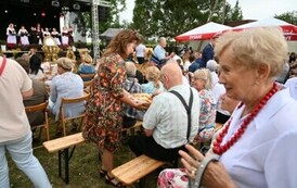 Przewodnicząca rady gminy rozdaje chleb dożynkowy