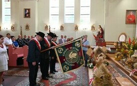Poczet sztandarowy przed ołtarzem