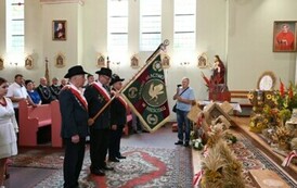 Poczet sztandarowy przed ołtarzem