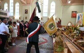 Poczet sztandarowy przed ołtarzem