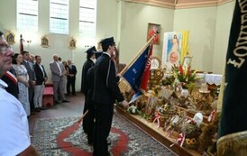 Poczet sztandarowy przed ołtarzem