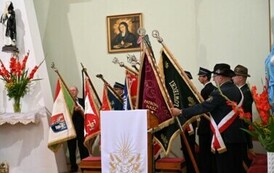 Poczty sztandarowe w kościele