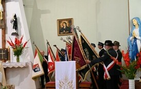 Poczty sztandarowe w kościele