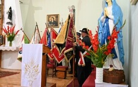Poczty sztandarowe w kościele