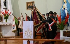 Poczty sztandarowe w kościele