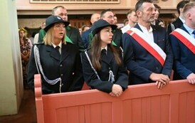 Poczty sztandarowe w kościele 