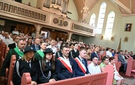 Poczty sztandarowe w kościele