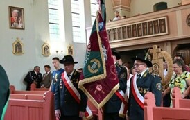 Poczty sztandarowe w kościele